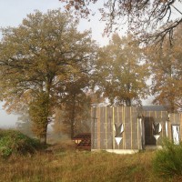 une maison dans la brume